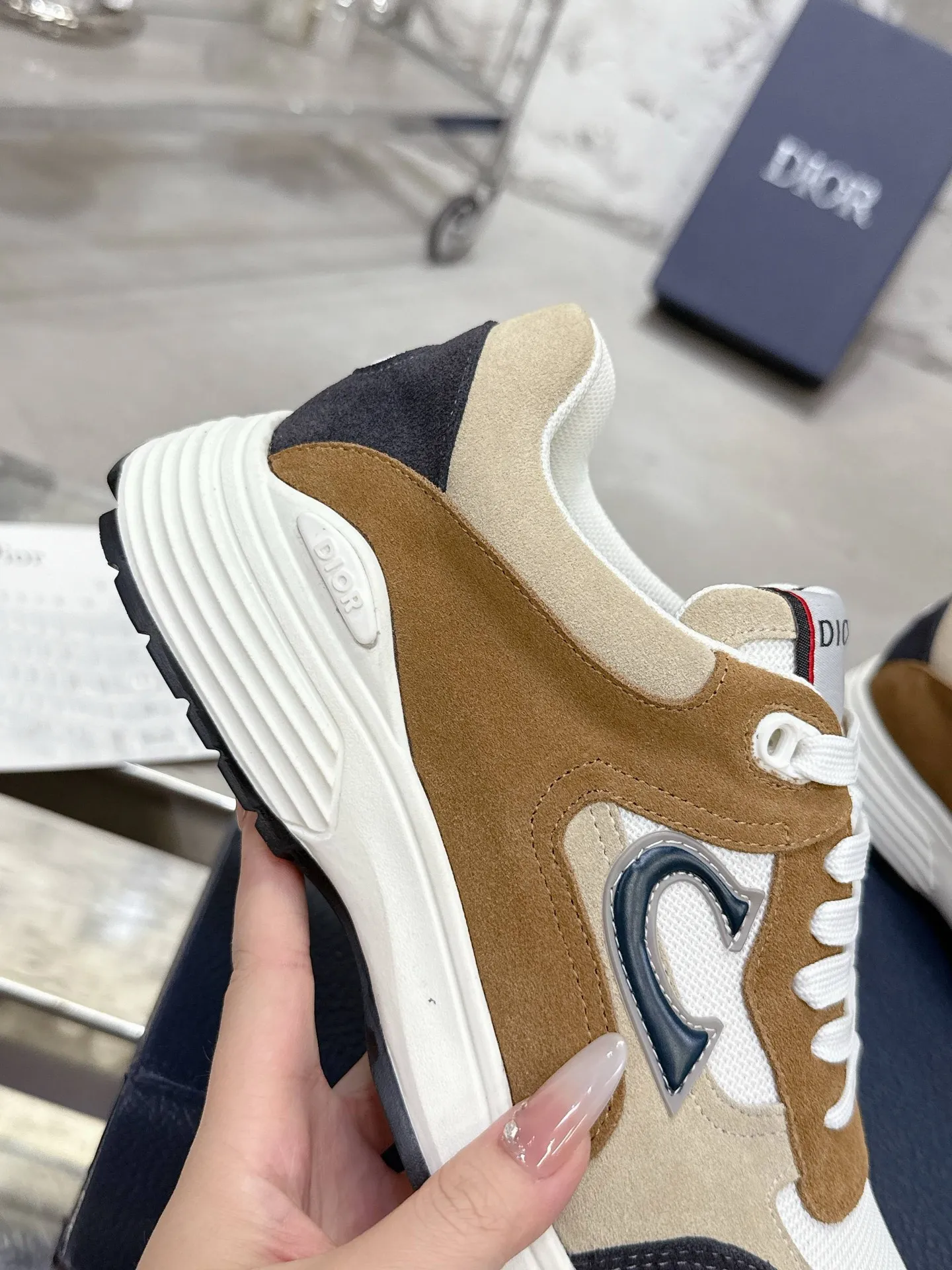 Men's men's shoes💰580💰 Dior Dior's latest color matching B30 series dad sneakers original 17960💰 purchased for development and production Brand new B30 sneakers Dad Shoes style shoes that follow the trend of the retro market The Dior logo on the tongue also indicates that this pair of shoes is the B30 model! B30 uses fine-textured leather and mesh cloth materials to form a shoe body. There are conspicuous letters CD on both sides of the shoe body to indicate identity. Many lines on the shoe body outline details to make the shoes look less monotonous and full of retro flavor. The delivery counter is exquisitely packaged🛍📦 ▪️Fabric: Original customized technical fabric + mesh ▪️Inner lining: Customized breathable lining ▪️Outsole: Original molded IP foam + TPU outsole ▪️Sole thickness: 3.5CM ▪️Size: Men's size 39-46 (Male size 38.45.46 customized)